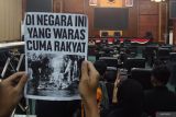 Pengunjuk rasa yang tergabung dalam aliansi masyarakat Jombang dan Cipayung Plus diterima mediasi di ruang rapat paripurna saat demo menyikapi revisi UU TNI di DPRD Kabupaten Jombang, Jawa Timur, Sabtu (29/3/2025). Antara Jatim/Syaiful Arif/um