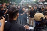 Pengunjuk rasa yang tergabung dalam aliansi masyarakat Jombang dan Cipayung Plus berdebat dengan anggota legislatif saat demontrasi menyikapi revisi UU TNI di DPRD Kabupaten Jombang, Jawa Timur, Sabtu (29/3/2025). Antara Jatim/Syaiful Arif/um