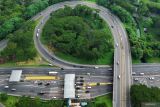 Foto udara pengendara melintasi jalan tol Sidoarjo 2, Jawa Timur, Sabtu (29/3/2025). H-2 Lebaran 2025 arus lalu lintas kendaraan yang melintas gerbang tol yang mengarah ke daerah luar kota, seperti Malang, Pasuruan, dan Porong terpantau ramai lancar. Antara Jatim/Umarul Faruq