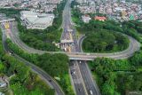 Foto udara pengendara melintasi jalan tol Sidoarjo 2, Jawa Timur, Sabtu (29/3/2025). H-2 Lebaran 2025 arus lalu lintas kendaraan yang melintas gerbang tol yang mengarah ke daerah luar kota, seperti Malang, Pasuruan, dan Porong terpantau ramai lancar. Antara Jatim/Umarul Faruq