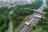Foto udara pengendara melintasi jalan tol Sidoarjo 2, Jawa Timur, Sabtu (29/3/2025). H-2 Lebaran 2025 arus lalu lintas kendaraan yang melintas gerbang tol yang mengarah ke daerah luar kota, seperti Malang, Pasuruan, dan Porong terpantau ramai lancar. Antara Jatim/Umarul Faruq