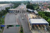 Foto udara pengendara memasuki Gerbang Tol (GT) Sidoarjo 2, Jawa Timur, Sabtu (29/3/2025). H-2 Lebaran 2025 arus lalu lintas kendaraan yang melintas gerbang tol yang mengarah ke daerah luar kota, seperti Malang, Pasuruan, dan Porong terpantau ramai lancar. Antara Jatim/Umarul Faruq
