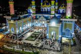 Foto udara Umat Islam melaksanakan iktikaf di Masjid Agung Tuban, Jawa Timur, Sabtu (29/3/2025).Umat Islam menjalankan iktikaf di masjid pada malam ganjil terakhir bulan suci Ramadhan untuk meraih keberkahan Lailatul Qadar atau malam yang dalam Al Quran digambarkan memiliki kemuliaan karena lebih baik dari seribu bulan. Antara Jatim/Muhammad Mada/um