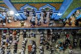 Foto udara Umat Islam melaksanakan iktikaf di Masjid Agung Tuban, Jawa Timur, Sabtu (29/3/2025).Umat Islam menjalankan iktikaf di masjid pada malam ganjil terakhir bulan suci Ramadhan untuk meraih keberkahan Lailatul Qadar atau malam yang dalam Al Quran digambarkan memiliki kemuliaan karena lebih baik dari seribu bulan. Antara Jatim/Muhammad Mada/um
