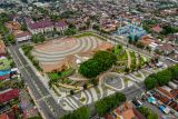 Foto udara suasana di taman Alun-Alun pasca revitalisasi di Tuban, Jawa Timur, Sabtu (29/3/2025). Kawasan ruang terbuka yang terletak di jalur pantura itu kini telah selesai direvitalisasi oleh pemerintah setempat dengan anggaran senilai Rp19 miliar sebagai upaya menghadirkan ruang publik yang lebih representatif guna menunjang berbagai aktivitas masyarakat setempat dan meningkatkan daya tarik wisata di wilayah itu. Antara Jatim/Muhammad Mada/um