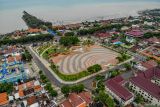 Foto udara suasana di taman Alun-Alun pasca revitalisasi di Tuban, Jawa Timur, Sabtu (29/3/2025). Kawasan ruang terbuka yang terletak di jalur pantura itu kini telah selesai direvitalisasi oleh pemerintah setempat dengan anggaran senilai Rp19 miliar sebagai upaya menghadirkan ruang publik yang lebih representatif guna menunjang berbagai aktivitas masyarakat setempat dan meningkatkan daya tarik wisata di wilayah itu. Antara Jatim/Muhammad Mada/um