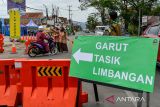 Petugas mengarahkan kendaraan pemudik di kawasan Kadungora, Kabupaten Garut, Jawa Barat, Sabtu (29/3/2025). Petugas Dinas Perhubungan Kabupaten Garut menyatakan akibat volume kendaraan yang mengalami peningkatan dari Kabupaten Bandung menuju Jalur Selatan, petugas mengarahkan sebagian kendaraan menuju Kota Garut agar tidak mengalami penumpukan kendaraan. ANTARA FOTO/Raisan Al Farisi/agr