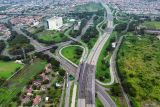 Foto udara pengendara melintasi jalan tol ruas Simpang Susun Waru, Sidoarjo, Jawa Timur, Sabtu (29/3/2025). H-2 Lebaran 2025 arus lalu lintas kendaraan yang melintas di jalan tol tersebut terpantau ramai lancar. Antara Jatim/Umarul Faruq