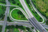 Foto udara pengendara melintasi jalan tol ruas Simpang Susun Waru, Sidoarjo, Jawa Timur, Sabtu (29/3/2025). H-2 Lebaran 2025 arus lalu lintas kendaraan yang melintas di jalan tol tersebut terpantau ramai lancar. Antara Jatim/Umarul Faruq