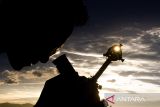 Pengamat melakukan pantauan hilal menggunakan teleskop di menara gedung Fakultas Kedokteran Kampus Universitas Islam Bandung (UNISBA) Bandung, Jawa Barat, Sabtu (29/3/2025). Kementerian Agama melakukan pemantauan hilal atau rukyatul hilal di 33 titik lokasi di seluruh Indonesia guna menentukan 1 Syawal 1446 Hijriah. ANTARA FOTO/Novrian Arbi/agr
