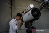 Pengamat melakukan pantauan hilal menggunakan teleskop di menara gedung Fakultas Kedokteran Kampus Universitas Islam Bandung (UNISBA) Bandung, Jawa Barat, Sabtu (29/3/2025). Kementerian Agama melakukan pemantauan hilal atau rukyatul hilal di 33 titik lokasi di seluruh Indonesia guna menentukan 1 Syawal 1446 Hijriah. ANTARA FOTO/Novrian Arbi/agr