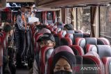 Petugas Dishub Kota Cimahi mendata pemudik saat pelepasan program mudik gratis di lapangan Pemkot Cimahi, Kota Cimahi, Jawa Barat, Sabtu (29/3/2025). Pemerintah Kota Cimahi memberangkatkan sebanyak 585 pemudik dengan menggunakan 15 bus ke berbagai daerah tujuan seperti Cirebon, Semarang, Yogyakarta dan Solo secara gratis sebagai program bantuan sekaligus upaya mengurangi penggunaan kendaraan pribadi saat mudik. ANTARA FOTO/Abdan Syakura/agr