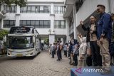 Wali Kota Cimahi Ngatiyana (kedua kanan) bersama Wakil Walikota Cimahi Adhitia Yudisthira (kanan) melepas keberangkatan bus program mudik gratis di halaman Pemkot Cimahi, Kota Cimahi, Jawa Barat, Sabtu (29/3/2025). Pemerintah Kota Cimahi memberangkatkan sebanyak 585 pemudik dengan menggunakan 15 bus ke berbagai daerah tujuan seperti Cirebon, Semarang, Yogyakarta dan Solo secara gratis sebagai program bantuan sekaligus upaya mengurangi penggunaan kendaraan pribadi saat mudik. ANTARA FOTO/Abdan Syakura/agr