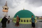 Tim rukyatul hilal bersiap untuk mengamati posisi hilal (bulan) di atas Masjid Al Mabrur, Nambangan, Surabaya, Jawa Timur, Sabtu (29/3/2025). Dalam pengamatan tersebut tim Falakiyah PCNU Surabaya yang dibantu MWC NU Bulak tidak dapat mengamati hilal karena faktor cuaca. ANTARA Jatim/Moch Asim.