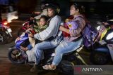 Pemudik sepeda motor melintas di Jalan Raya Serang, Cikupa, Kabupaten Tangerang, Banten, Sabtu (29/3/2025). Pada H-2 Idul Fitri 1446 Hijriah, volume kendaraan di jalur arteri Tangerang-Serang terpantau masih ramai oleh pemudik sepeda motor yang akan melintas menuju Pelabuhan Ciwandan. ANTARA FOTO/Putra M. Akbar/gp