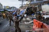 Petugas Satuan Polisi Pamong Praja (Satpol PP) membongkar lapak pedagang saat penertiban di Pasar Anyar, Kota Tangerang, Banten, Minggu (30/3/2025). Pemerintah Kota Tangerang melakukan penertiban pada lapak pedagang kaki lima untuk ketertiban pasar dan menciptakan pusat kota kembali bersih jelang Hari Raya Idul Fitri 1446 Hijriah. ANTARA FOTO/Putra M. Akbar/gp