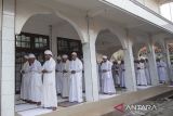 Jamaah melaksanakan Shalat Idul Fitri di Masjid Nurul Huda Tinumpuk, Juntinyuat, Indramayu, Jawa Barat, Minggu (30/3/2025). Jamaah Tarekat Asy Syahadatain di masjid itu menetapkan 1 Syawal 1446 Hijriyah jatuh pada 30 Maret 2025 didasari dengan metode perhitungan ilmu falak yang mereka gunakan secara turun-temurun. ANTARA FOTO/Dedhez Anggara/agr