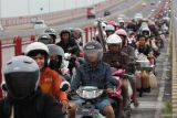 Sejumlah pengendara motor melintas di Jembatan Suramadu, Jawa Timur, Minggu (30/3/2025). Sehari menjelang Hari Raya Idul Fitri 1446 H jembatan tersebut dipadati kendaraan terutama kendaraan roda dua yang menuju ke Pulau Madura. ANTARA Jatim/Didik Suhartono/mas.