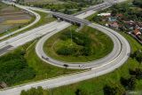 Foto udara sejumlah kendaraan melintas di ruas tol Ngawi-Kertosono di kilometer 647, Nganjuk, Jawa Timur, Minggu (30/3/2025). Pada H-1 Idul Fitri 1446 H arus lalu lintas kendaraan yang melintas di jalan tol tersebut dari arah Ngawi menuju ke Surabaya atau sebaliknya terpantau ramai lancar. ANTARA Jatim/Muhammad Mada/mas.