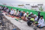 Umat Islam melaksanakan Shalat Id di Masjid Al Mabrur, Nambangan, Surabaya, Jawa Timur, Senin (31/3/2025). Pemerintah menetapkan Hari Raya Idul Fitri 1446 Hijriah pada Senin (31/3). Antara Jatim/Rizal Hanafi/um