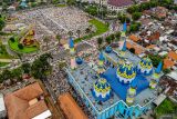 Foto udara umat Islam melaksanakan Shalat Idul Fitri 1446 H di Masjid Agung Tuban, Jawa Timur, Senin (31/3/2025). Umat Islam merayakan Idul Fitri 1446 Hijriah setelah pemerintah menetapkan 1 Syawal 1446 Hijriah jatuh pada Senin (31/3). Antara Jatim/Muhammad Mada/um