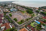 Foto udara umat Islam melaksanakan Shalat Idul Fitri 1446 H di Masjid Agung Tuban, Jawa Timur, Senin (31/3/2025). Umat Islam merayakan Idul Fitri 1446 Hijriah setelah pemerintah menetapkan 1 Syawal 1446 Hijriah jatuh pada Senin (31/3). Antara Jatim/Muhammad Mada/um