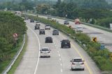 Kendaraan dari arah Surabaya melintas di ruas tol Jombang-Mojokerto (Jomo) Desa Kedungmlati, Kecamatan Kesamben, Kabupaten Jombang, Jaw Timur, Senin (31/3/2025). Pada H1 libur Lebaran Idul Fitri 2025 kendaraan dari arah Surabaya menuju arah Madiun terpantau mengalami peningkatan dibandingkan H-1. Antara Jatim/Syaiful Arif/um