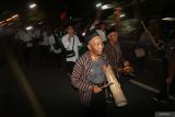 Warga memainkan kentongan saat mengikuti Festival Musik Patrol Malam Takbir di Kota Kediri, Jawa Timur, Minggu (30/3/2025). Festival Musik Patrol Malam Takbir yang diselenggarakan pemerintah daerah setempat tersebut diikuti oleh perwakilan 46 kelurahan guna menyambut Idul Fitri 1446 H yang jatuh pada Senin (31/3). ANTARA Jatim/Prasetia Fauzani/mas.