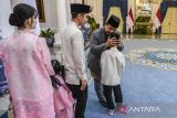 Presiden Prabowo Subianto (kanan) menyapa Wakil Presiden Gibran Rakabuming Raka (kedua kiri) bersama keluarga saat menghadiri gelar griya di Istana Kepresidenan, Jakarta, Senin (31/3/2025). Presiden Prabowo Subianto menggelar open house saat Idul Fitri 1446 H di Istana Kepresidenan yang dihadiri oleh sejumlah pejabat dan masyarakat umum. ANTARA FOTO/Galih Pradipta
