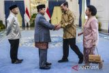Presiden Prabowo Subianto (kedua kiri) didampingi putranya Didit Hediprasetyo (kiri) berjabat tangan dengan Ketua Dewan Ekonomi Nasional (DEN) Luhut Binsar Pandjaitan (kedua kanan) dan istri Devi Simatupang Pandjaitan (kanan) saat menghadiri gelar griya di Istana Kepresidenan, Jakarta, Senin (31/3/2025). Presiden Prabowo Subianto menggelar open house saat Idul Fitri 1446 H di Istana Kepresidenan yang dihadiri oleh sejumlah pejabat dan masyarakat umum. ANTARA FOTO/Galih Pradipta