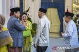 Presiden Prabowo Subianto (kiri) didampingi putranya Didit Hediprasetyo (tengah) berbincang dengan Wakil Presiden ke- 10 dan ke- 12 Jusuf Kalla (kanan) dan Titiek Soeharto (kedua kiri) saat menghadiri gelar griya di Istana Kepresidenan, Jakarta, Senin (31/3/2025). Presiden Prabowo Subianto menggelar open house saat Idul Fitri 1446 H di Istana Kepresidenan yang dihadiri oleh sejumlah pejabat dan masyarakat umum. ANTARA FOTO/Galih Pradipta