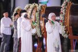 Gubernur Jawa Timur Khofifah Indar Parawansa (kanan) menabuh bedug saat acara Gema Takbir Idul Fitri 1446 H dan Parade Bedug di Masjid Nasional Al Akbar, Surabaya, Jawa Timur, Minggu (30/3/2025). Kegiaatn yang diikuti jajaran TNI, Polri, Organisasi Perangkat Daerah (OPD) Jatim, dan masyarakat tersebut untuk memeriahkan malam takbiran serta menyambut Hari Raya Idul Fitri 1446 H. ANTARA Jatim/Rizal Hanafi/mas.