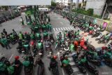Bantuan BBM gratis bagi pengemudi ojek daring di bulan Ramadhan. Sejumlah pengemudi ojek daring mengantre untuk mendapatkan bahan bakar minyak (BBM) gratis di salah satu SPBU di Jalan Embong Malang, Surabaya, Jawa Timur, Selasa (4/3/2025). Sebanyak 300 pengemudi ojek daring mendapatkan bantuan BBM gratis senilai Rp25 ribu per penerima dari donatur yang bertujuan untuk meringankan beban ekonomi mereka dan pentingnya berbagi kebaikan dalam bulan suci Ramadhan. Antara Jatim/Didik Suhartono/um