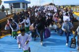Santri pulang kampung ke Kepulauan Madura. Sejumlah santri berjalan memasuki KMP Wicitra Dharma I di Pelabuhan Jangkar, Situbondo, Jawa Timur, Kamis (20/3/2025). Santri yang belajar di pondok pesantren, mulai pulang kampung ke Pulau Raas, dan Pulau Sapudi, Sumenep menjelang Hari Raya Idul Fitri 1446 Hijriah. Antara Jatim/Seno/um