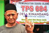 Pemungutan Suara Ulang Pilkada Magetan. Warga memperlihatkan jarinya yang telah dicelup tinta seusai memberikan suaranya pada Pemungutan Suara Ulang (PSU) Pemilihan Bupati dan Wakil Bupati Magetan di TPS 004 Desa Kinandang, Bendo, Kabupaten Magetan, Jawa Timur, Sabtu (22/3/2025). KPU Magetan menggelar PSU sesuai putusan Mahkamah Konstitusi di empat TPS yaitu TPS 001 dan TPS 004 Desa Kinandang, TPS 001 Desa Nguri, dan TPS 009 Desa Selotinatah. Antara Jatim/Siswowidodo/um