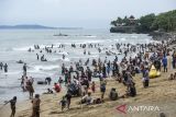 Sejumlah wisatawan bermain air di Pantai Anyer, Kabupaten Serang, Banten, Selasa (1/4/2025). Pemerintah Provinsi Banten memprediksi selama libur Lebaran 2025 sebanyak 840.000 wisatawan akan berkunjung ke sejumlah wisata di Banten seperti wisata Pantai Anyer yang menjadi wisata favorit masyarakat. ANTARA FOTO/Muhammad Bagus Khoirunas/gp