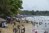 Sejumlah wisatawan bermain air di Pantai Anyer, Kabupaten Serang, Banten, Selasa (1/4/2025). Pemerintah Provinsi Banten memprediksi selama libur Lebaran 2025 sebanyak 840.000 wisatawan akan berkunjung ke sejumlah wisata di Banten seperti wisata Pantai Anyer yang menjadi wisata favorit masyarakat. ANTARA FOTO/Muhammad Bagus Khoirunas/gp
