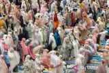 Umat Muslim menunaikan Shalat Idul Fitri di Masjid Al Jabbar, Bandung, Jawa Barat, Senin (31/3/2025). Shalat Idul Fitri 1446 H di Masjid Al Jabbar tersebut diikuti oleh ribuan warga muslim. ANTARA FOTO/Raisan Al Farisi/agr