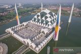 Foto udara umat muslim berjalan keluar ruangan usai menunaikan Shalat Idul Fitri di Masjid Al Jabbar, Bandung, Jawa Barat, Senin (31/3/2025). Shalat Idul Fitri 1446 H di Masjid Al Jabbar tersebut diikuti oleh ribuan warga muslim. ANTARA FOTO/Raisan Al Farisi/agr