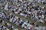 Foto udara umat muslim melaksanakan Shalat Idul Fitri di Alun-alun Ciamis, Kabupaten Ciamis, Jawa Barat, Senin (31/3/2025). Umat Islam di seluruh Indonesia merayakan Idul Fitri 1 Syawal 1446 H sesuai dengan jadwal yang ditetapkan pemerintah. ANTARA FOTO/Adeng Bustomi/agr