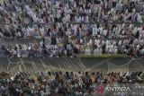 Foto udara umat muslim melaksanakan Shalat Idul Fitri di Alun-alun Ciamis, Kabupaten Ciamis, Jawa Barat, Senin (31/3/2025). Umat Islam di seluruh Indonesia merayakan Idul Fitri 1 Syawal 1446 H sesuai dengan jadwal yang ditetapkan pemerintah. ANTARA FOTO/Adeng Bustomi/agr