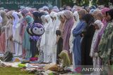 Umat Islam melaksanakan Shalat Idul Fitri 1446 H di Lapangan Cihampelas, Kabupaten Bandung Barat, Jawa Barat, Senin (31/3/2025). Shalat Idul Fitri 1 Syawal 1446 H di lapangan tersebut diikuti ratusan umat Islam dari berbagai daerah di Kabupaten Bandung Barat. ANTARA FOTO/Abdan Syakura/agr