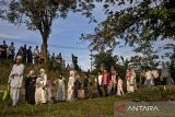 Umat Islam berjalan menuju lapangan untuk melaksanakan Shalat Idul Fitri 1446 H di Lapangan Cihampelas, Kabupaten Bandung Barat, Jawa Barat, Senin (31/3/2025). Shalat Idul Fitri 1 Syawal 1446 H di lapangan tersebut diikuti ratusan umat Islam dari berbagai daerah di Kabupaten Bandung Barat. ANTARA FOTO/Abdan Syakura/agr