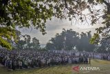 Umat Islam melaksanakan Shalat Idul Fitri 1446 H di Lapangan Cihampelas, Kabupaten Bandung Barat, Jawa Barat, Senin (31/3/2025). Shalat Idul Fitri 1 Syawal 1446 H di lapangan tersebut diikuti ratusan umat Islam dari berbagai daerah di Kabupaten Bandung Barat. ANTARA FOTO/Abdan Syakura/agr