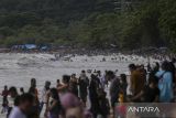 Wisatawan bermain air di Pantai Carita, Pandeglang, Banten, Rabu (2/4/2025). Kawasan wisata yang menawarkan hamparan pasir putih dengan ombak yang tenang serta pemandangan Gunung Krakatau tersebut menjadi salah satu destinasi wisata favorit yang ramai dikunjungi saat libur Lebaran 2025. ANTARA FOTO/Angga Budhiyanto/gp