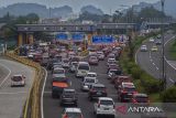 Kendaraan antre memasuki gerbang Tol Pasteur 1 di Kota Cimahi, Jawa Barat, Kamis (3/4/2025). Pada H+2 Idul Fitri 1446 H, kendaraan yang melintas di Tol Purbaleunyi menuju arah Purwakarta-Jakarta terpantau padat. ANTARA FOTO/Abdan Syakura/agr
