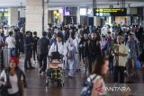 Sejumlah penumpang membawa barang bawaan setibanya di Terminal 2 Bandara Soekarno-Hatta, Kota Tangerang, Banten, Kamis (3/4/2025). PT Angkasa Pura Indonesia cabang Bandara Soekarno-Hatta mencatat pada H+3 Lebaran 2025 sebanyak 77.915 penumpang tiba di Bandara Soekarno Hatta, jumlah tersebut meningkat dibandingkan dari hari sebelumnya yang mencapai 70.472 penumpang. ANTARA FOTO/Putra M. Akbar/gp