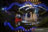 Warga menaiki perahu kano di aliran Kali Sipon, Kota Tangerang, Banten, Kamis (3/4/2025). Pemerintah Kota Tangerang mengadakan wisata perahu kano gratis saat malam hari untuk memberikan hiburan kepada warga pada waktu libur panjang Lebaran 2025. ANTARA FOTO/Putra M. Akbar/gp