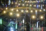 Warga menaiki perahu kano di aliran Kali Sipon, Kota Tangerang, Banten, Kamis (3/4/2025). Pemerintah Kota Tangerang mengadakan wisata perahu kano gratis saat malam hari untuk memberikan hiburan kepada warga pada waktu libur panjang Lebaran 2025. ANTARA FOTO/Putra M. Akbar/gp