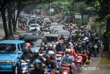 Kendaraan terjebak kemacetan di Cicalengka, Kabupaten Bandung, Jawa Barat, Selasa (1/4/2025). Anggota Kepolisian menyatakan pada H2 Idul Fitri 1446 H kemacetan di ruas jalan nasional Cicalengka terjadi karena lonjakan pengendara dari arah Kota Bandung menuju kawasan wisata di wilayah Kabupaten Garut dan Kabupaten Tasikmalaya. ANTARA FOTO/Raisan Al Farisi/agr